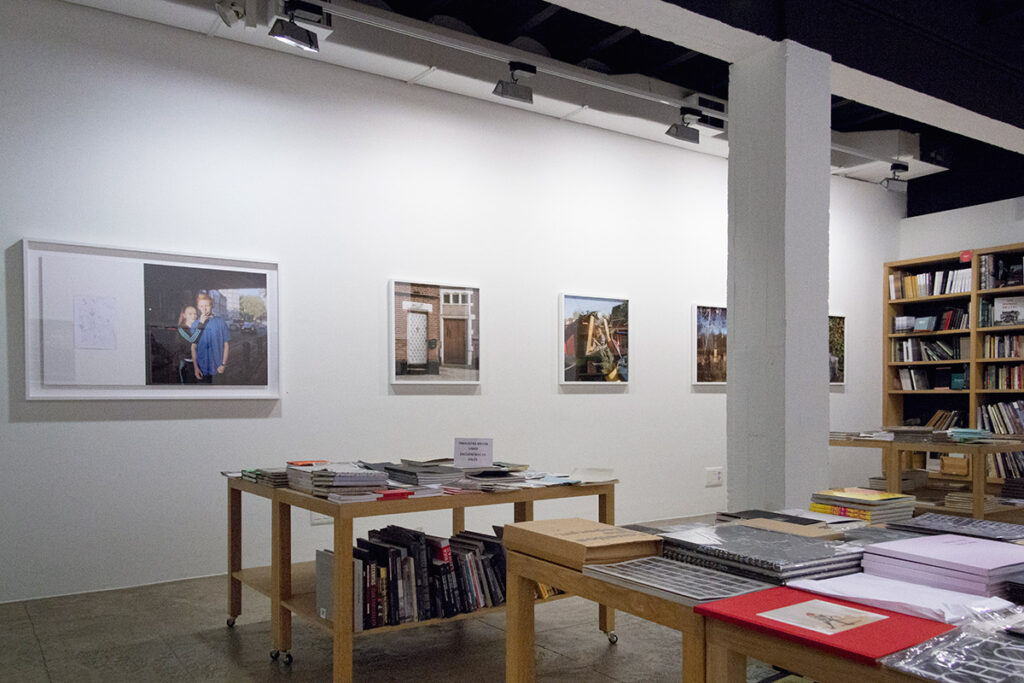 Fotograf Carlos Albas fotoudstilling The Oservation of Trifles på galleriet La Fabrica i Madrid