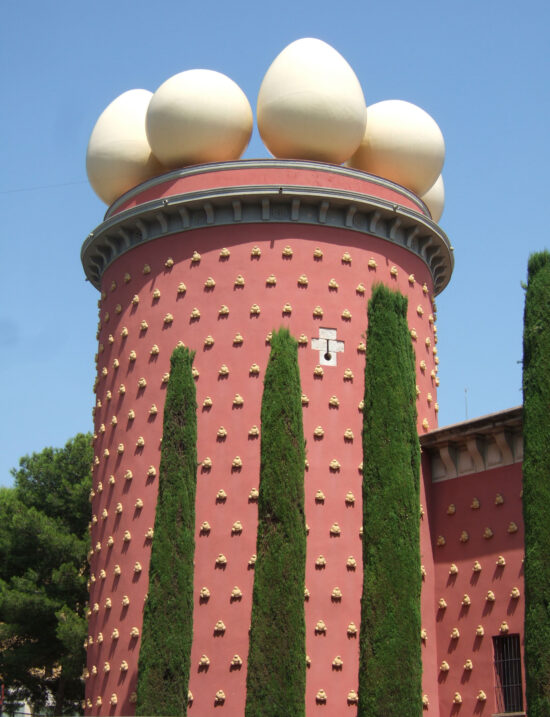 Slap af på Costa Bravas strande og oplev disse 4 kulturbyer - Figures