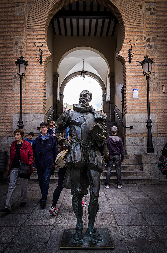 Excursión de un día a Toledo - estatua de Miguel Cervantes