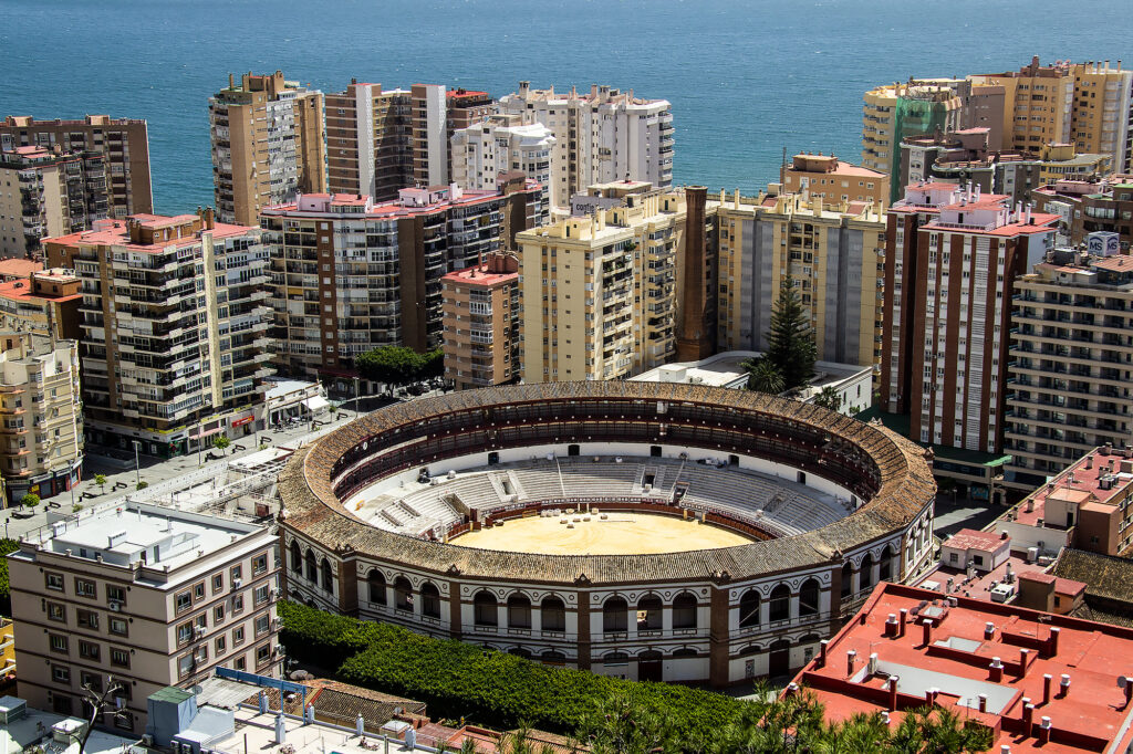 Guide Málaga: Udsigtspunktet Mirador de Gibralfaro, hvor du kan kigge ned i tyrefægterarenaen