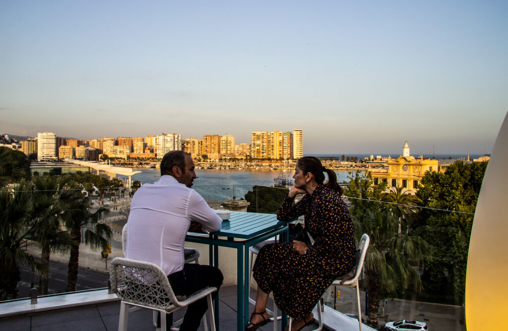 Nyd udsigten over Málaga og havnen fra Terazza Valeria