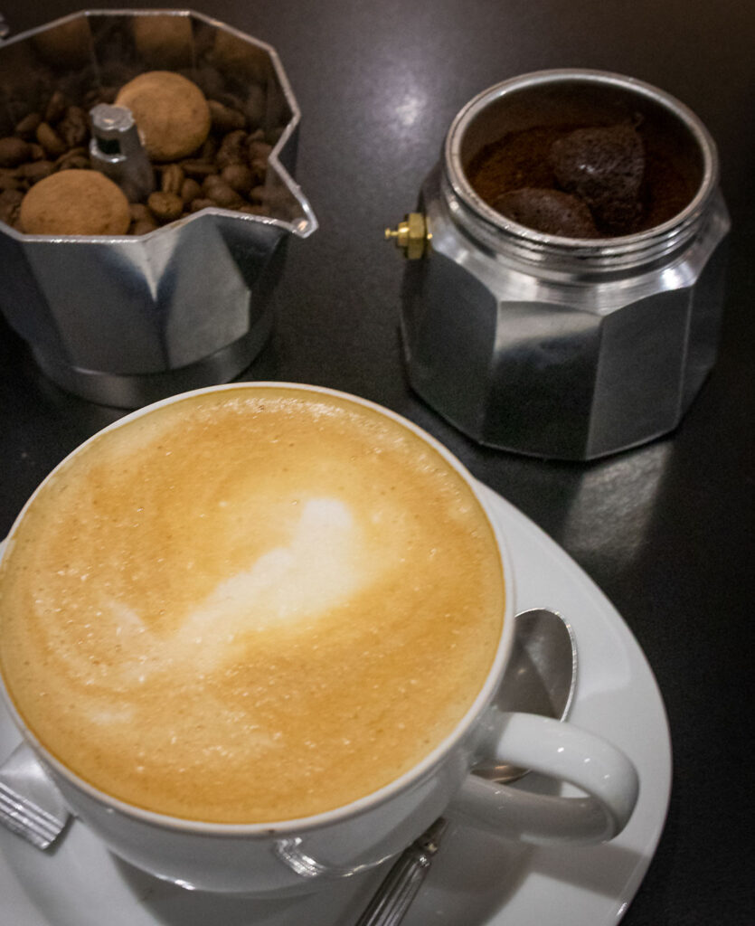 En café con leche i Spanien svarer til en café latte, den har dog en stærkere kaffesmag.