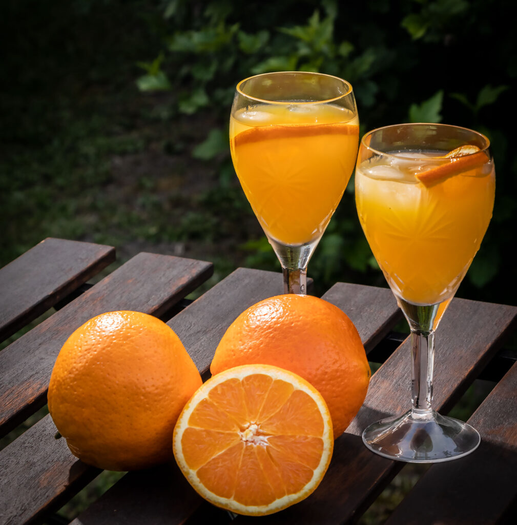 Opskrift på Agua de Valencia - lækker sommerdrink med friskpressede appelsiner og cava. Foto: Hanne Olsen
