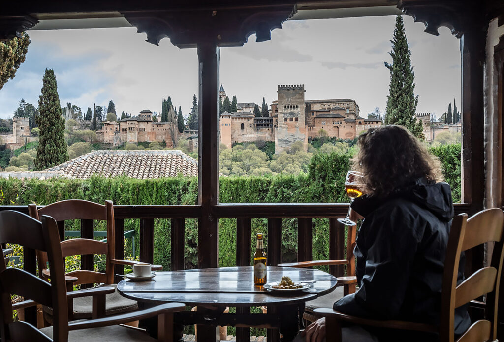 At the restaurant Mirador de Morayma, you can enjoy free tapas with a view of the Alhambra.
