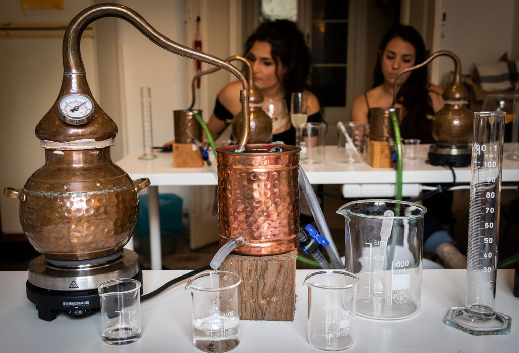 Det kræver tålmodighed når ginnen skal destilleres på workshoppen hos Corpen i Barcelona.