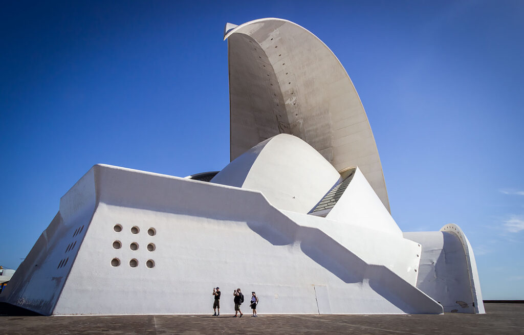 Auditorio de Tenerife af arkitekten Santiago Calatrava er et must at besøge på Tenerife.
