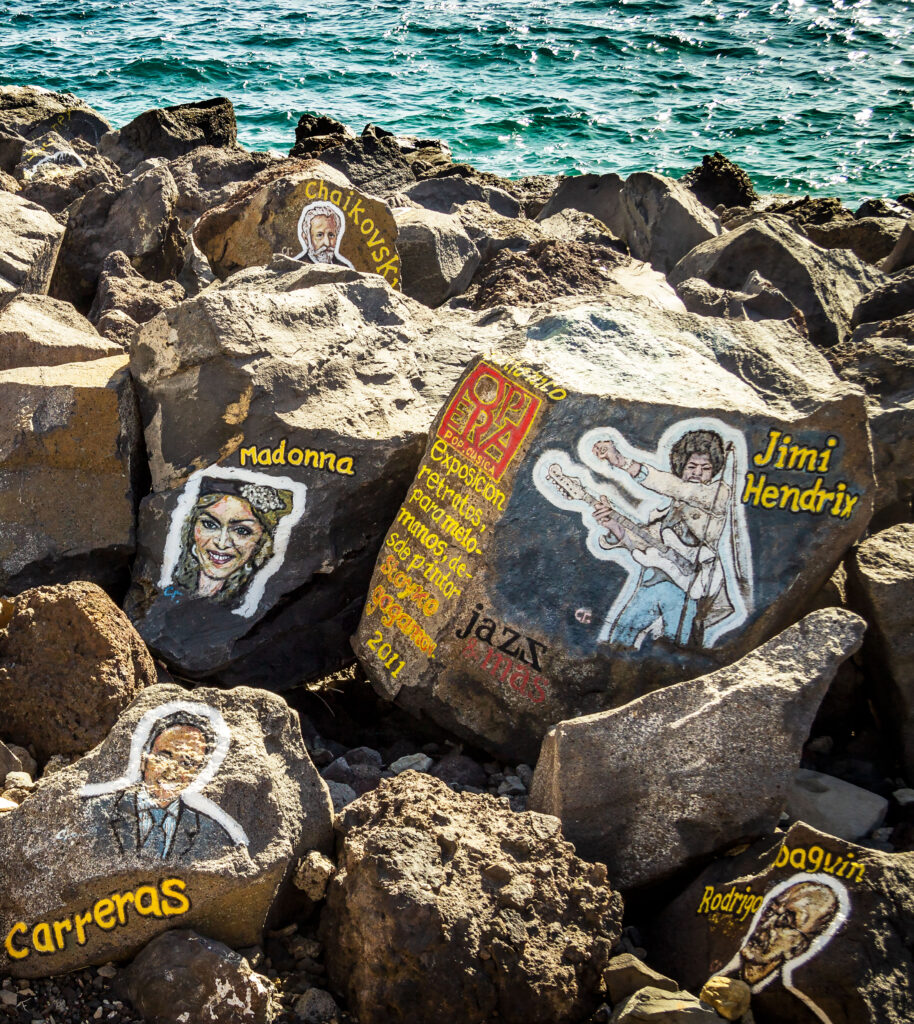 Til de spændende kulturoplevelser på Tenerife hører stenene med kunstnernavne og ansigter ved Tenerifes Auditorium.