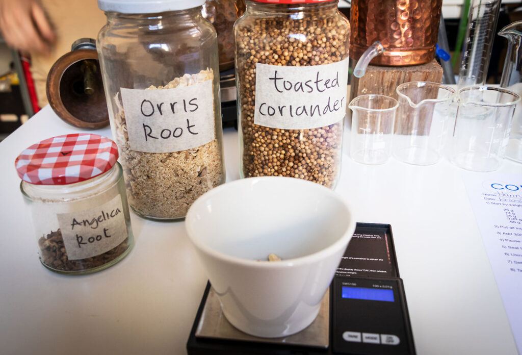 Der vejes ingredienser til at lave gin hos Corpen i Barcelona.