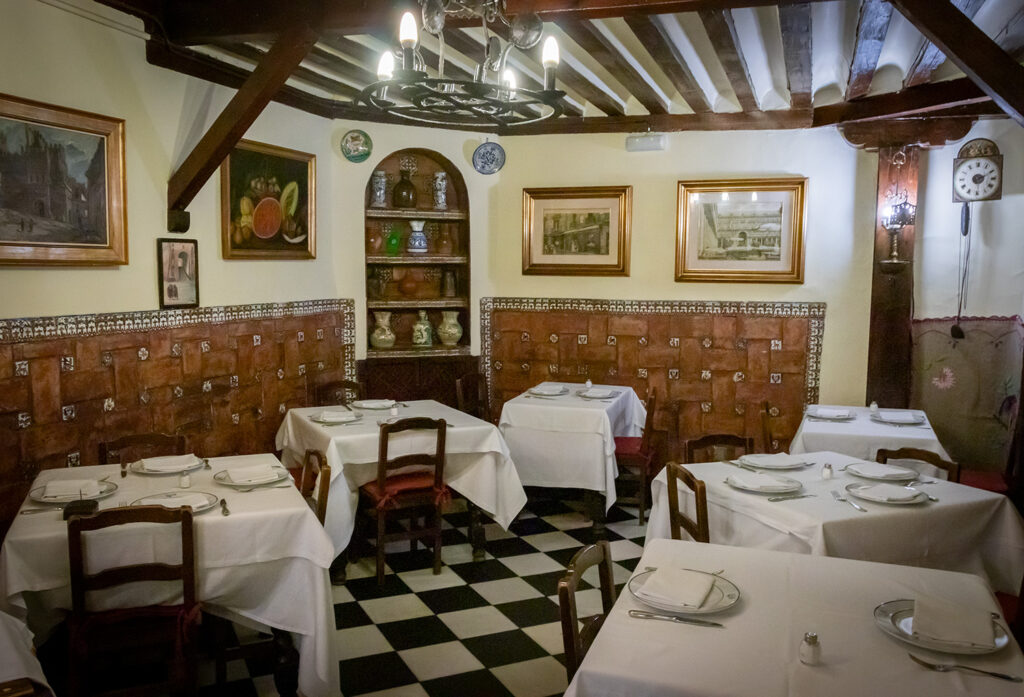 Til jul skal man spise helstegt pattegris på verdens ældste restaurant i Madrid, Botin