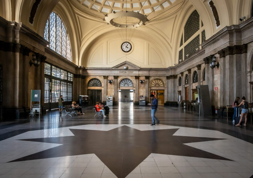 Her får du anderledes oplevelser i Barcelona - Besøg den fine gamle station i El Born.