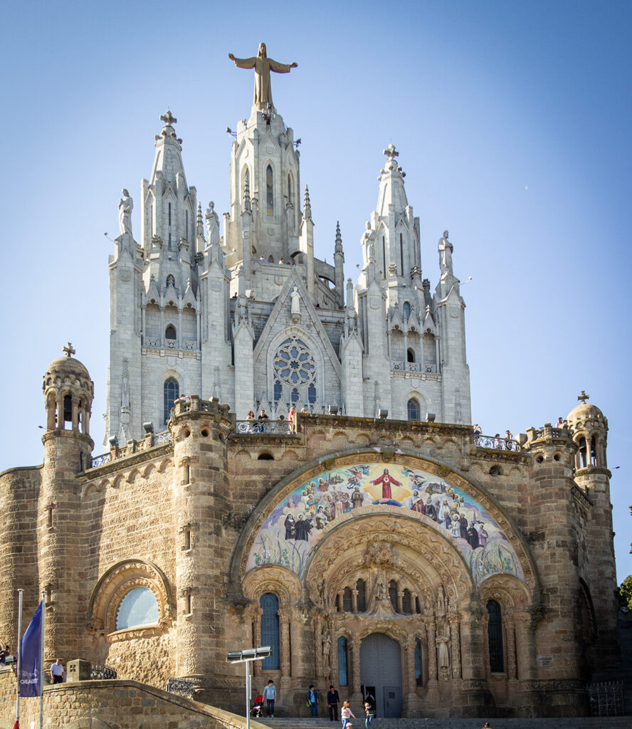 Tag op på Tibidabo i Barcelona og få fantastisk udsigt fra kirken.