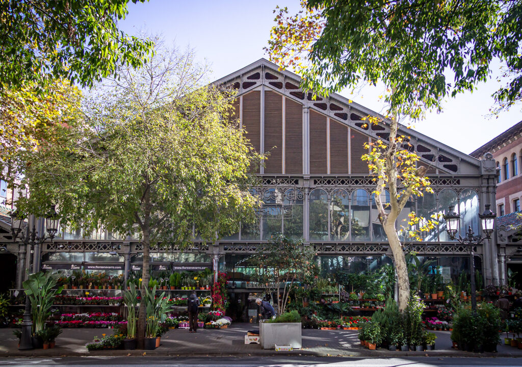Et af Barcelonas fine gamle markeder har en hel afdeling, der er dedikeret til blomster.