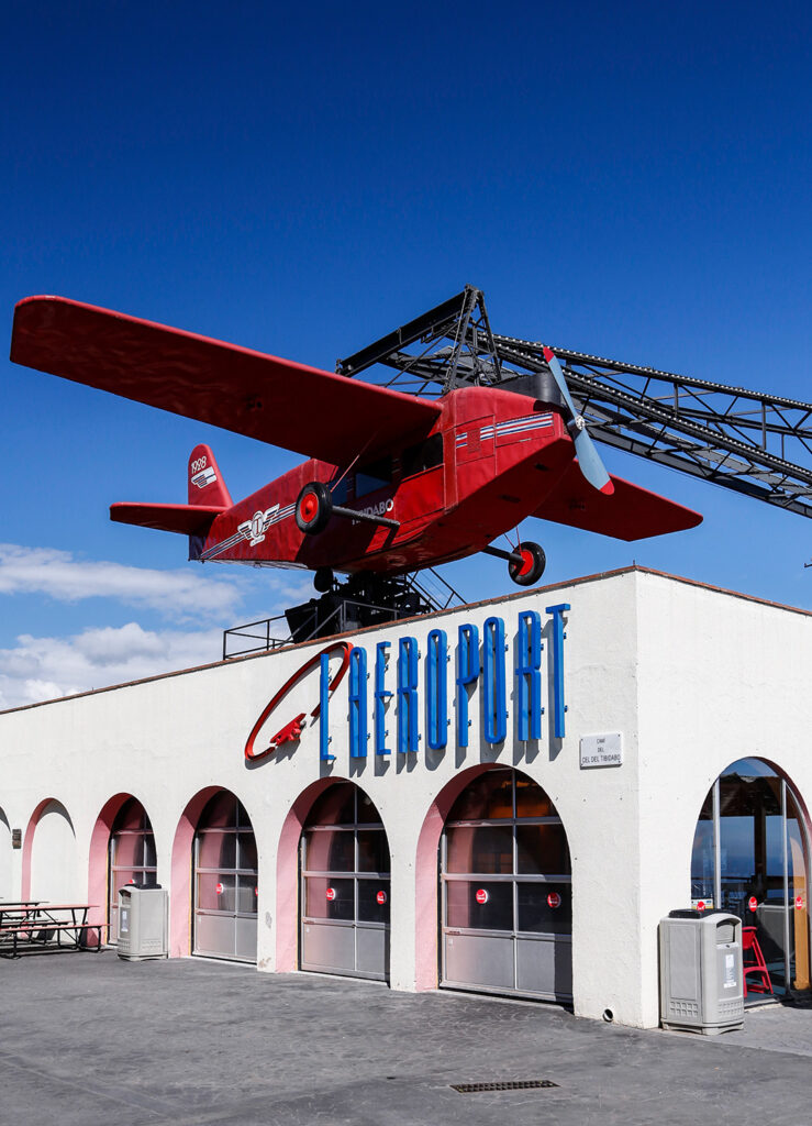 Besøg Barcelonas forlystelsespark Tibidabo og få samtidig fantastisk udsigt over byen.
