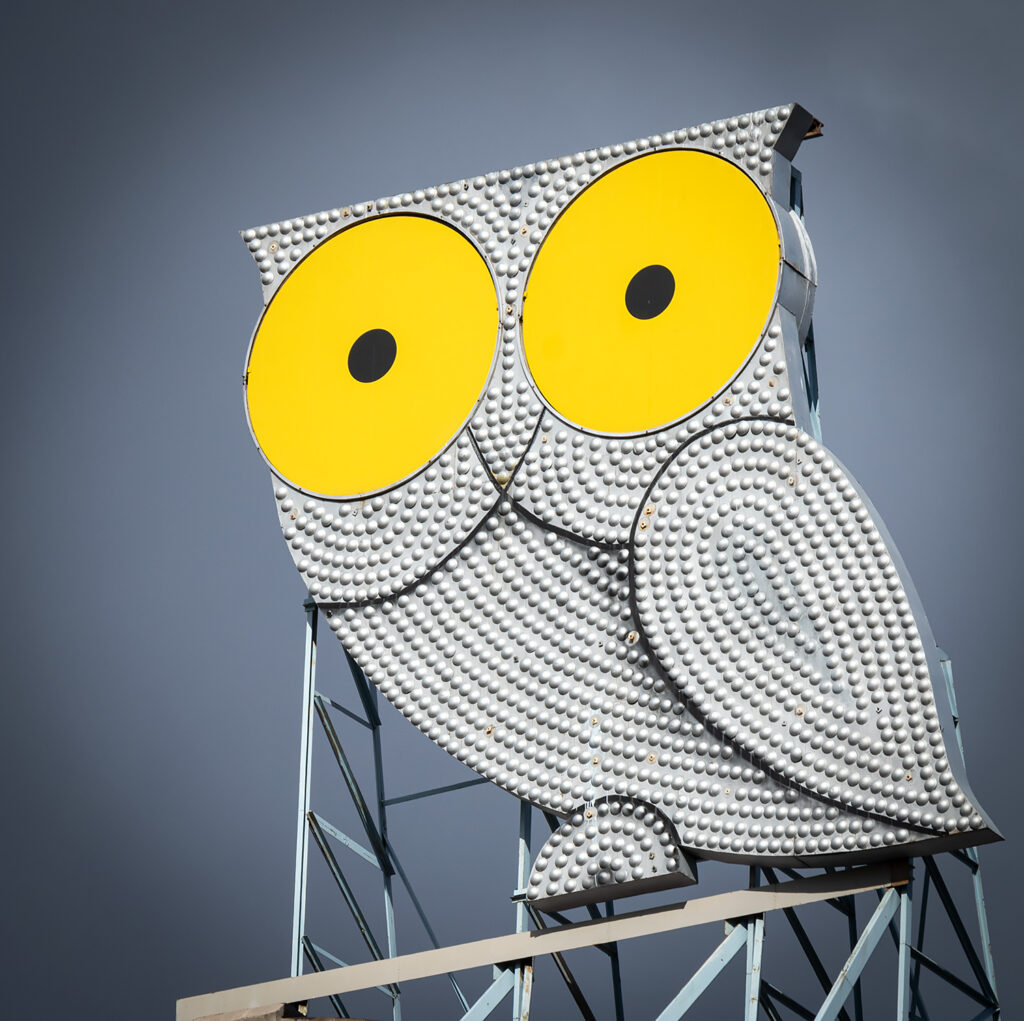 Her får du anderledes oplevelser i Barcelona - se Barcelonas ugle kigge ud over Passeig Sant Joan.