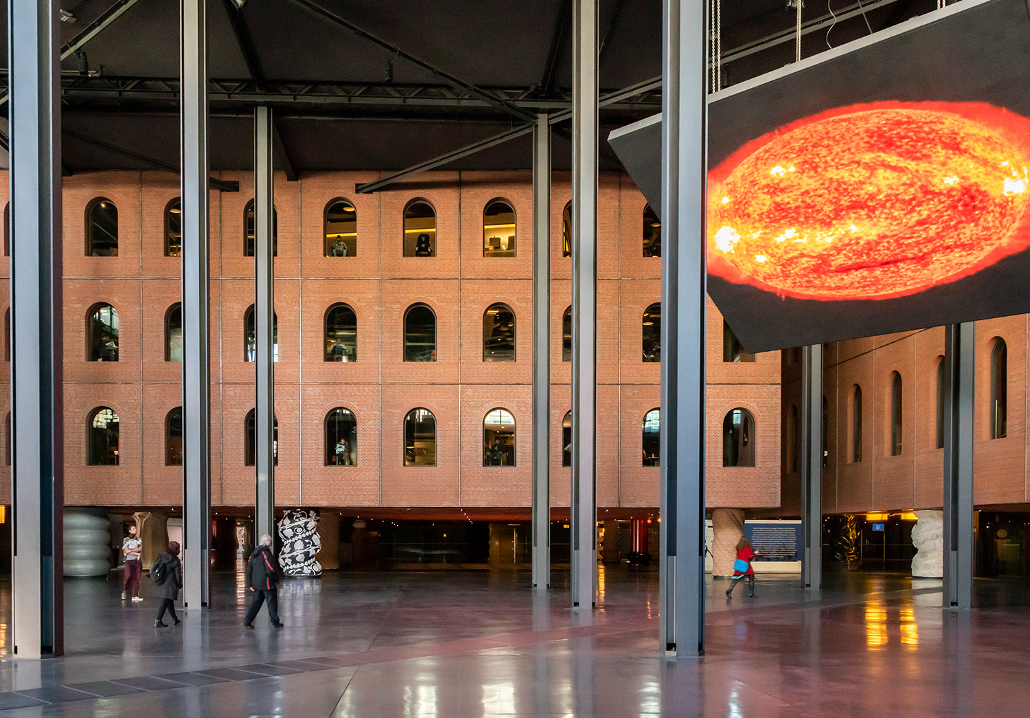 Her får du de bedste oplevelser i Bilbao - besøg Phillip Starcks kumturhus Azkuna Zentroa