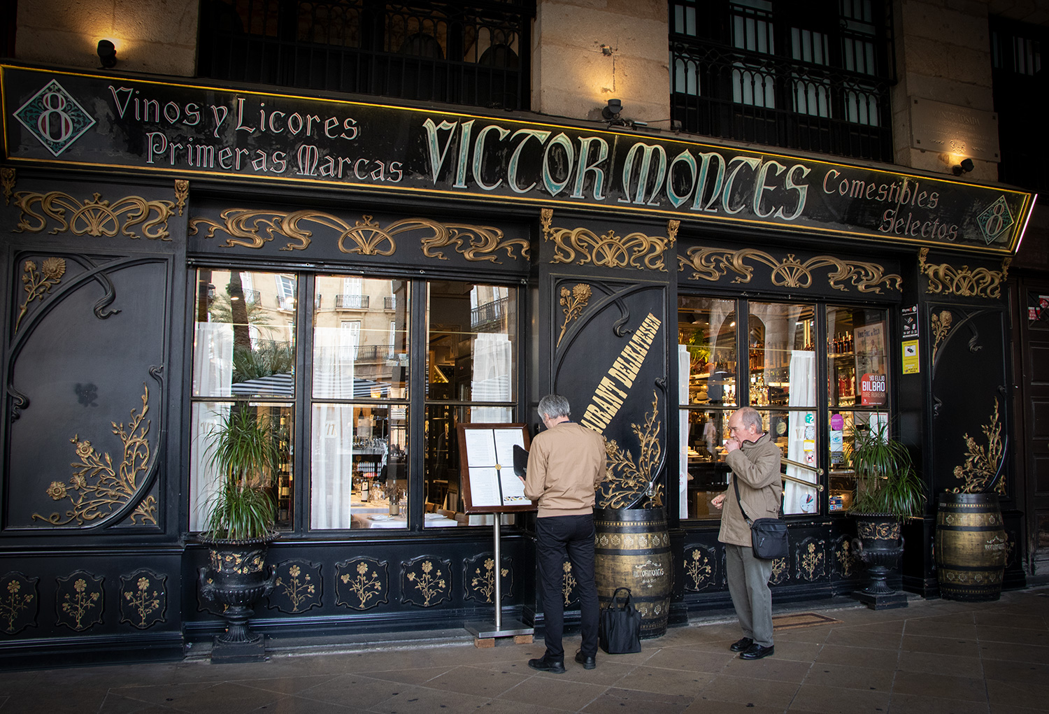 Spis pinxtos hos Victor Montes på Plaza Nueva i Bilbaos gamle bydel.