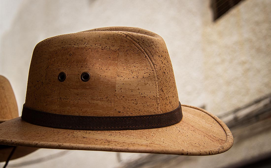 En Nerja puedes comprar muchos recuerdos de corcho, incluidos sombreros.
