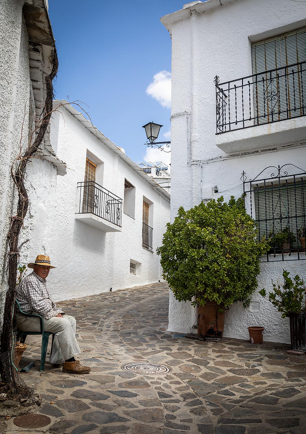 Bubión har kun få indbyggere, og derfor ser du mest øde gader.