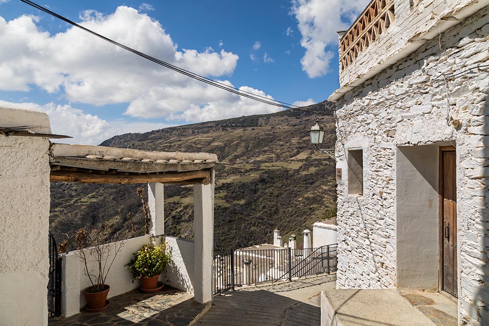 Et af de hvide huse med smuk bjergudsigt i Capileira i Alpujarra.