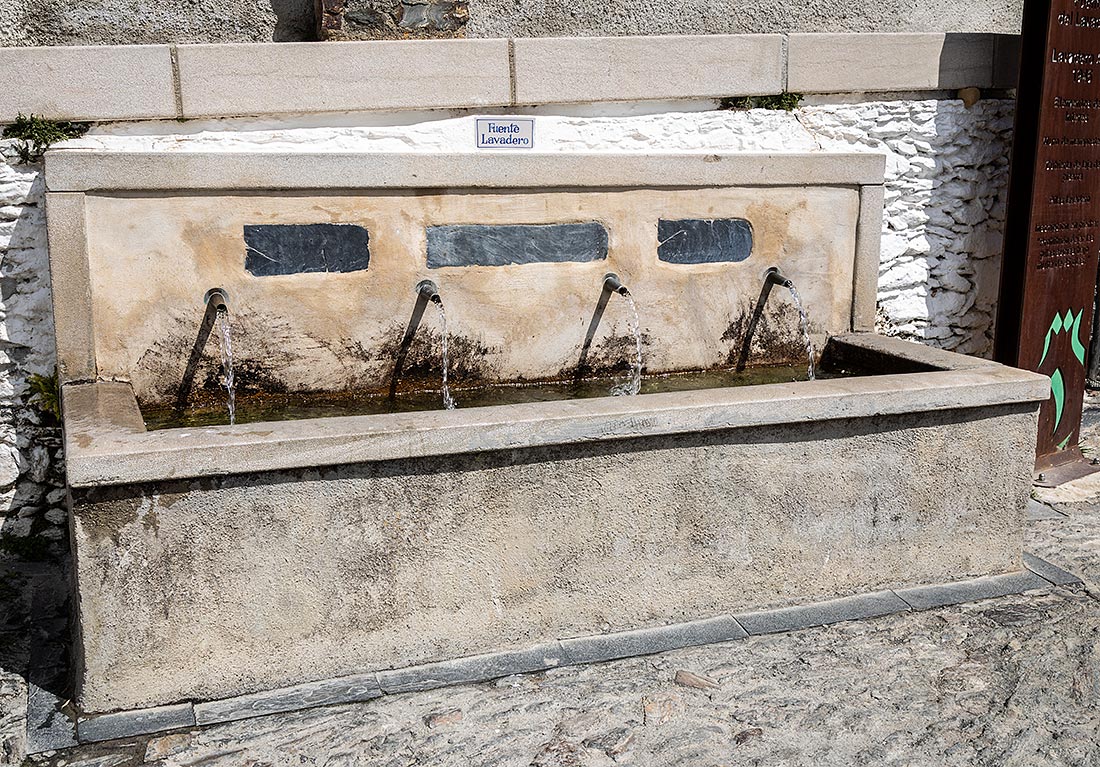 Det gamle, udendørs vaskeri i Bubión.