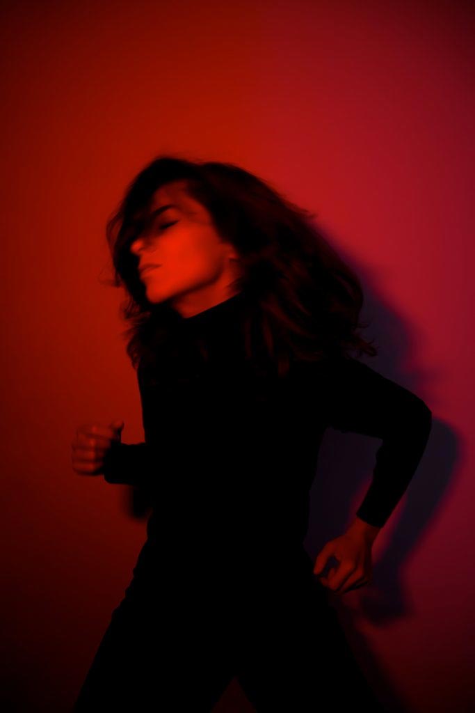 PHotoESPAÑA 2021: Udstillingen på Casa Árabe skildrer unge i en splittet arabisk verden. Foto: Sonia Merabet