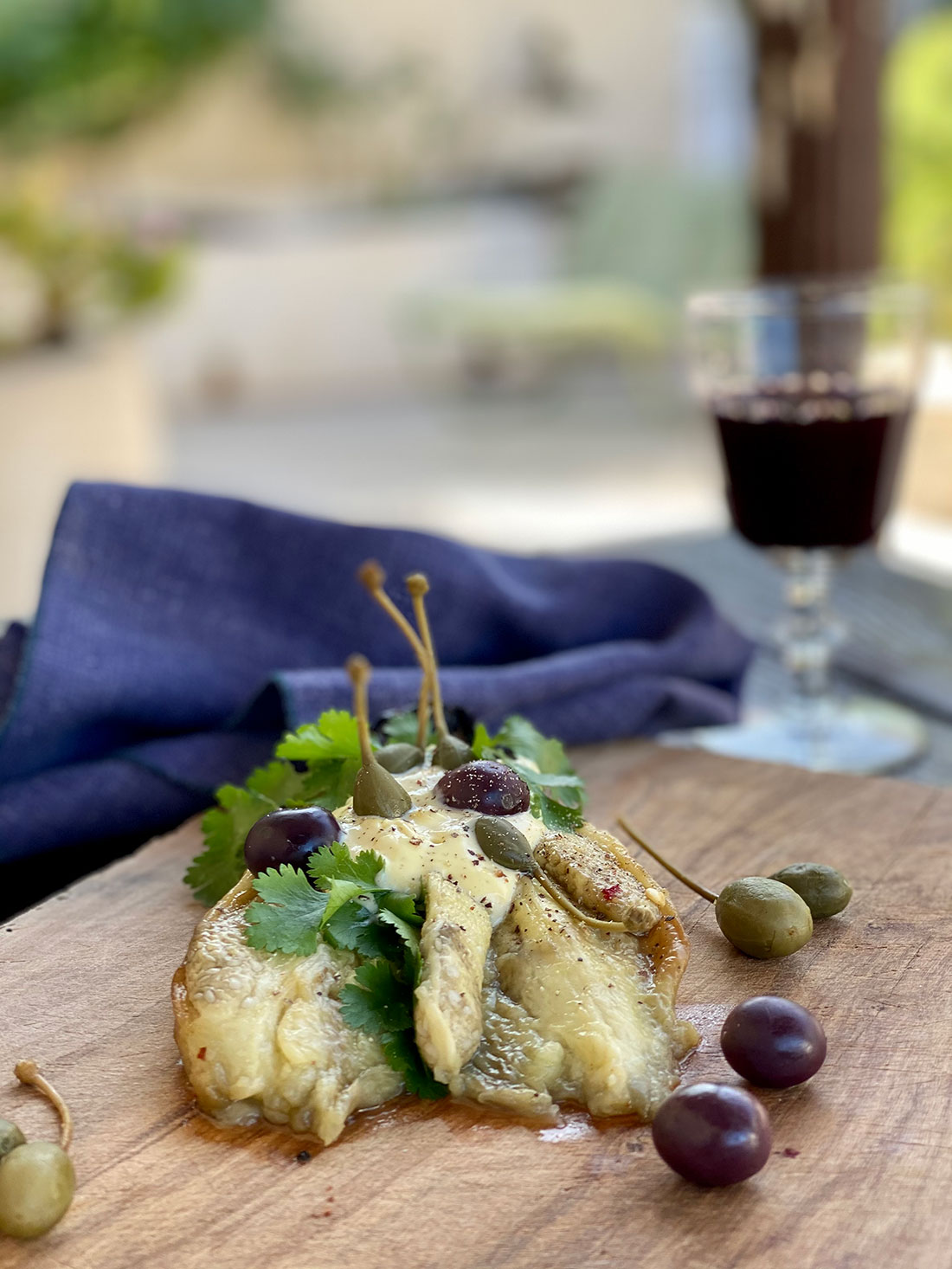 Opskrift: Grillede hele auberginer med kapers, sorte oliven og hvidløgscreme