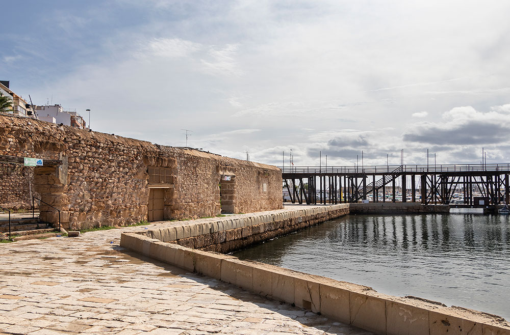 El histórico puerto de Torrevieja, desde donde zarpaban los antiguos barcos salineros.