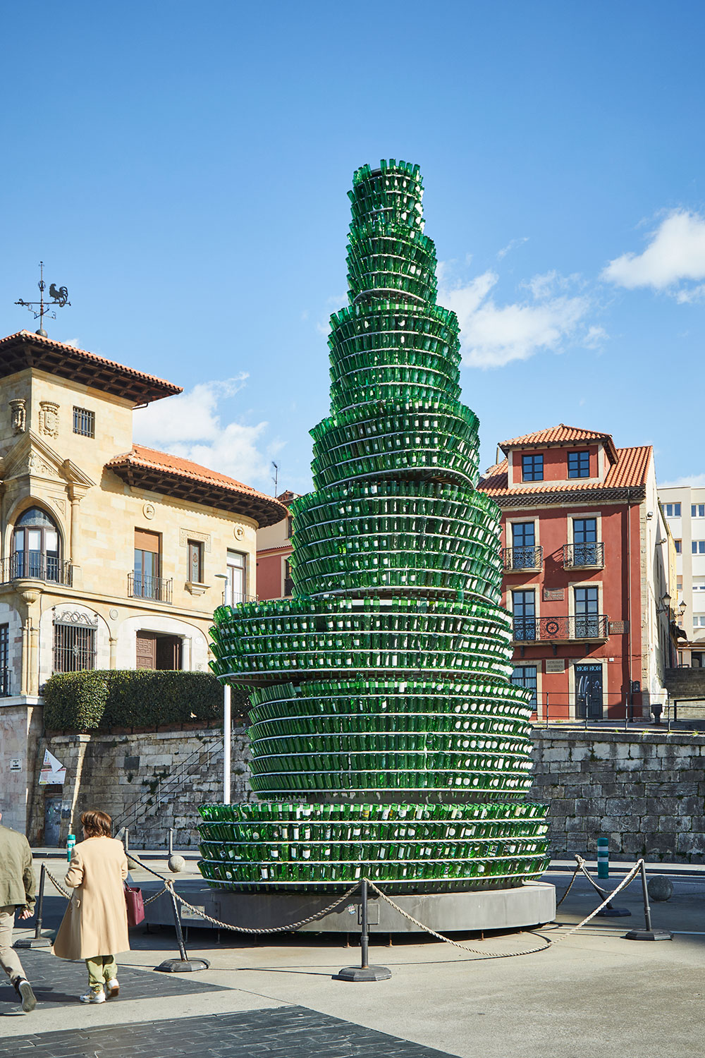 Skulptur i Gijon, som forestiller et cidertræ, skabt af ciderflasker