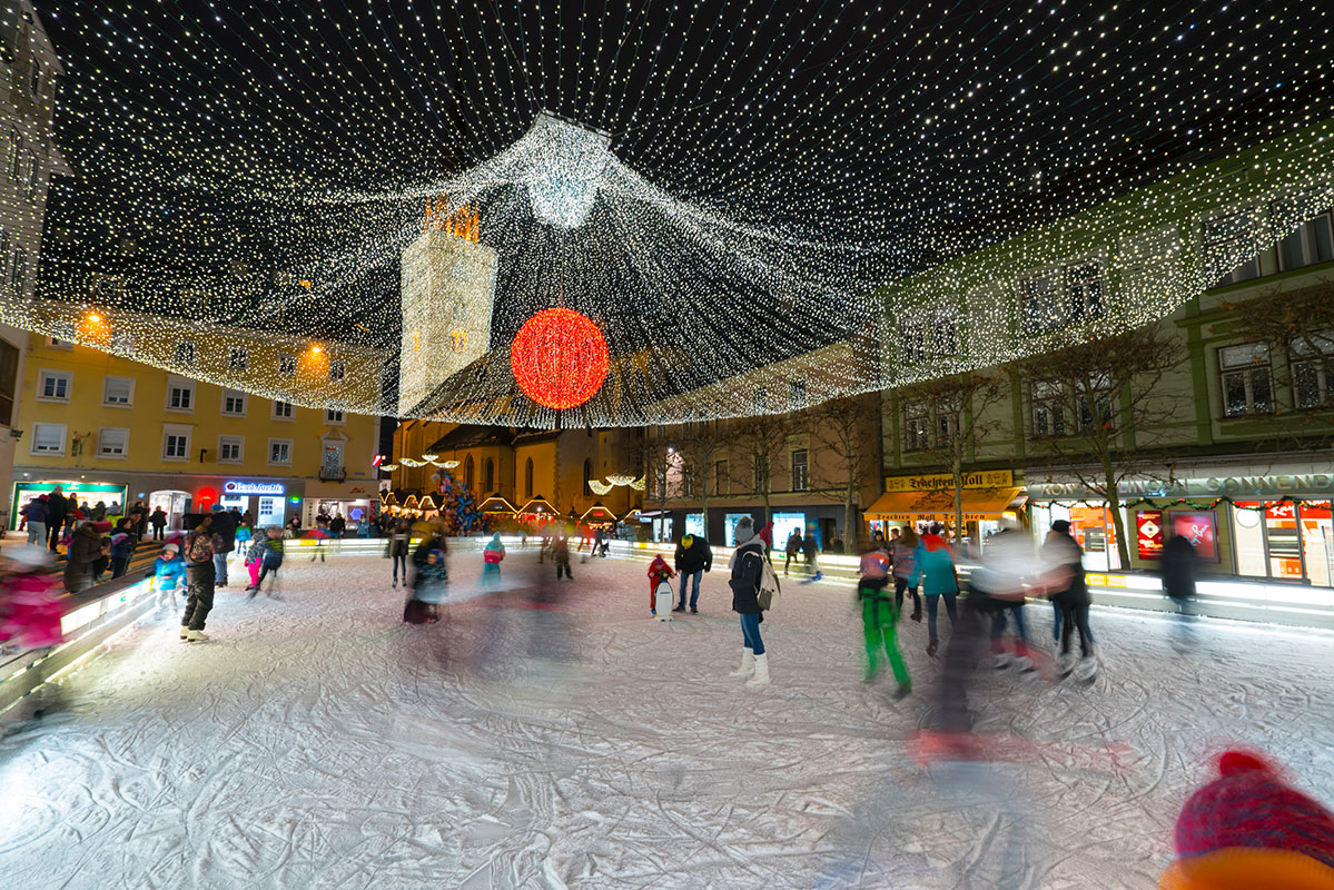 At Christmas time you can go ice skating in the center of Zaragoza. Photo: Sergio Delle Vedove