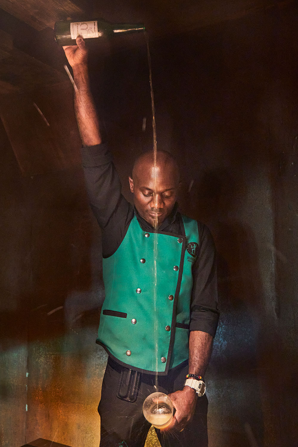 Oplev kunsten at skænke cider på Ciderhuset Tierra Astur El Vasco i Oviedo.