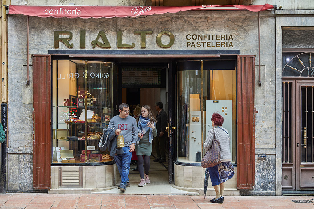 Smag asturiske kager på konditoriet Rialto i Oviedo.