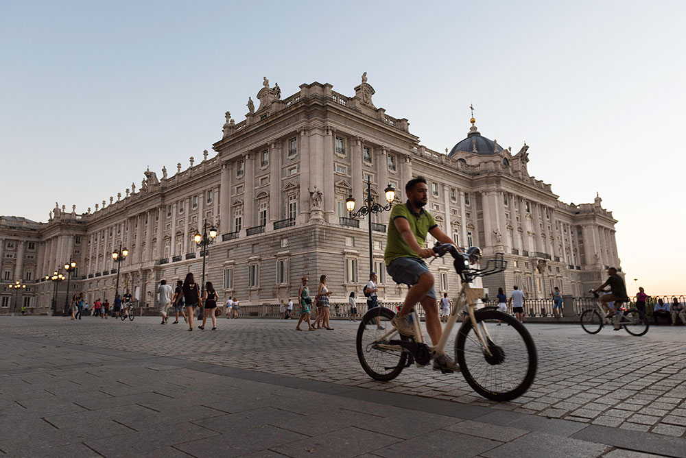 Discover Madrid by bike with BICIMadrid. Photo: César Lucas Abreu © Madrid Destino