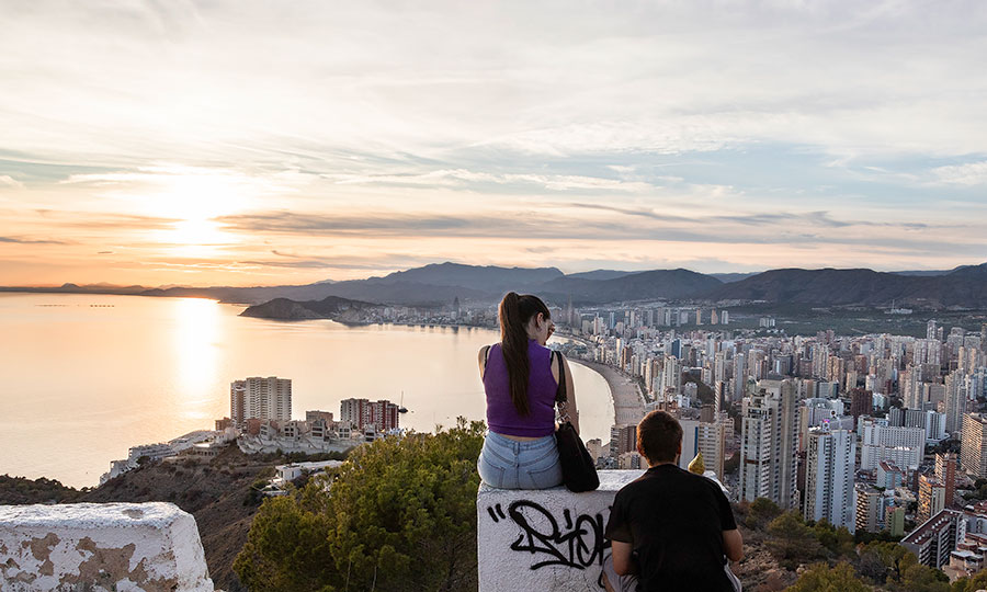 Haz una excursión nocturna en 4x4 y disfruta de las vistas de Benidorm desde lo alto de la ciudad.