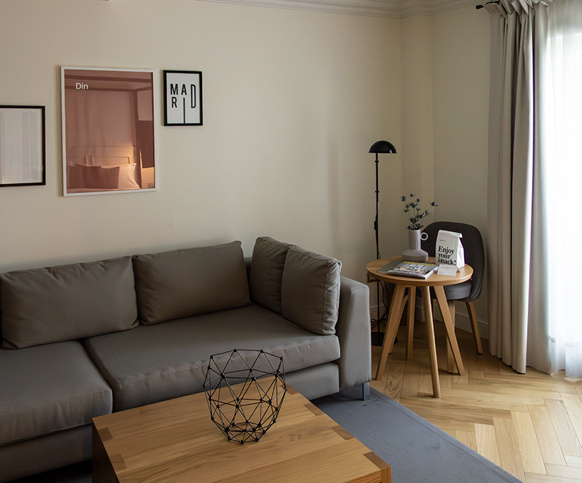 Der er rummelige loungeområder på Dear Hotel Madrid.