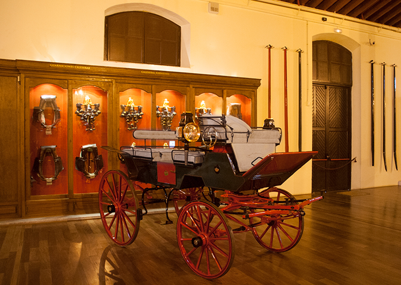 Contempla los históricos coches de caballos de Jerez de la Frontera en Andalucía, España.
