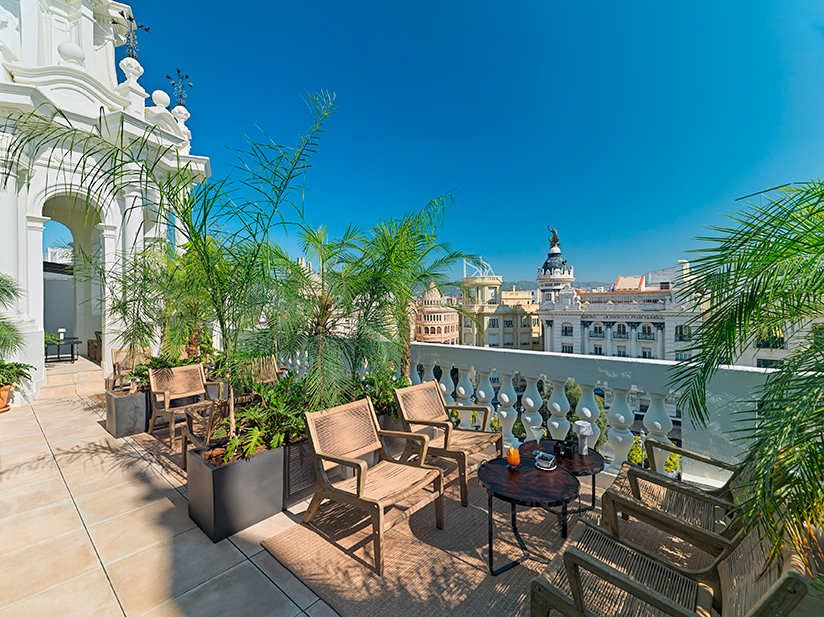 H10 Palacio Colomera i Córdoba har en fantastisk tagterrasse, hvor du kan nyde drinks med udsigt.