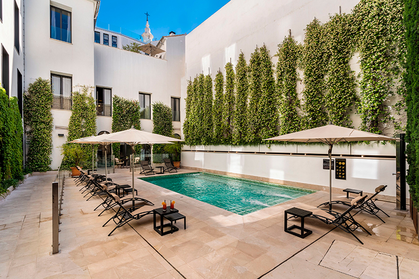 H10 Palacio Colomera i Córdoba har pool.