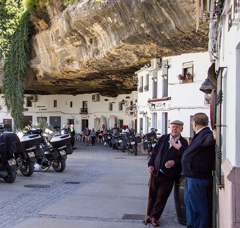 La calle principal de Setenil de las Bodegas está repleta de bares donde podrás disfrutar de tapas.