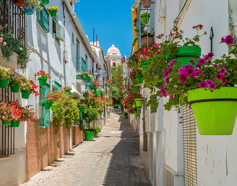 Nyd stilheden i de frodige gader i Estepona.