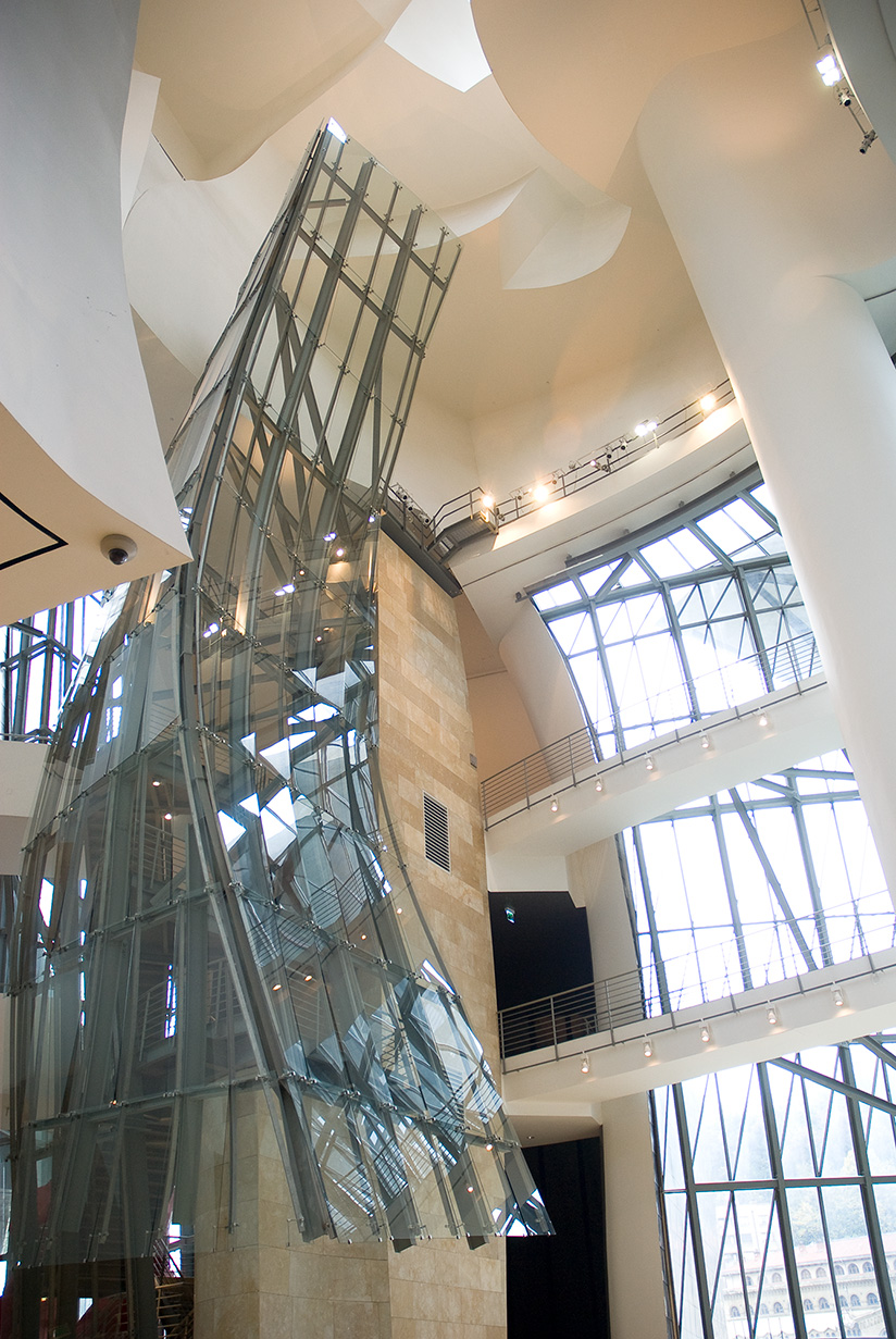 Interiør og eksteriør smelter sammen på Frank Gehrys Guggenheim Museum i Bilbao.