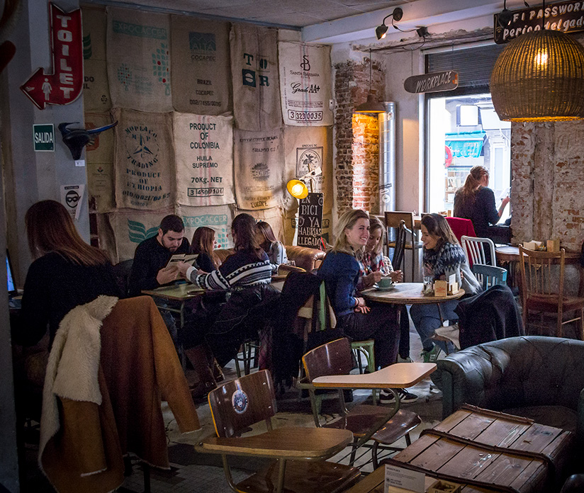 På cykelcaféen La Biclicleta i Madrid kan du arbejde på din laptop blandt cykelentusiaster.