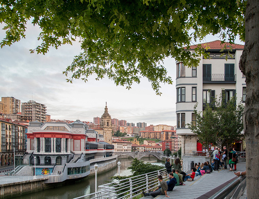 La Vieja is located down by the river in Bilbao, overlooking the Casco Viejo neighborhood.