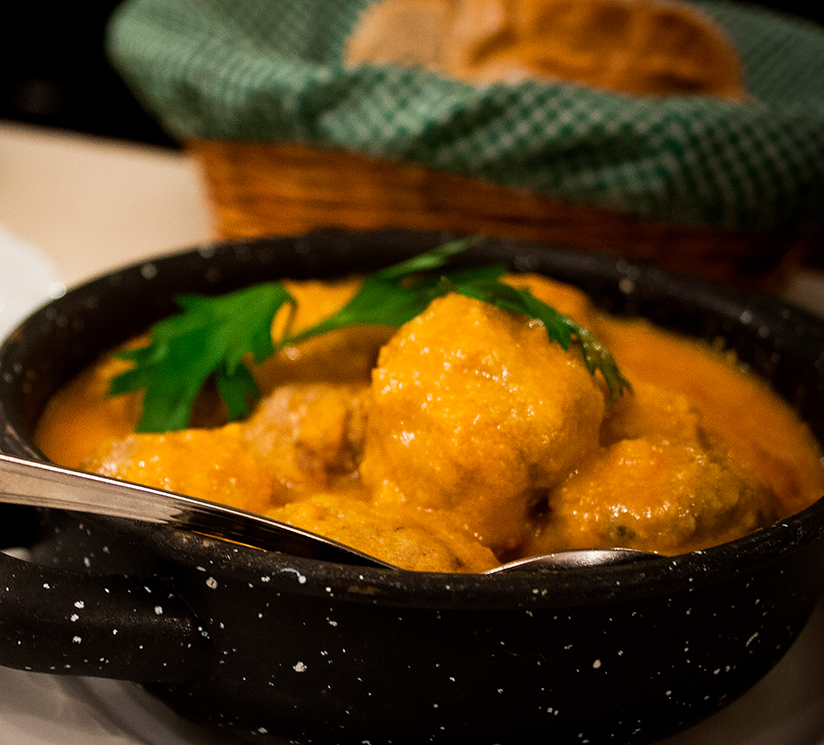 I Madrid skal du spise tapas i den berømte tapaslabyrint.