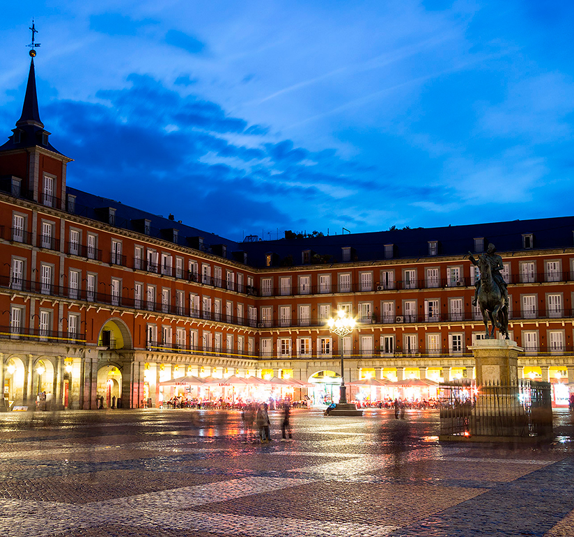 Plaza Mayor er Madrids mest berømte plads.