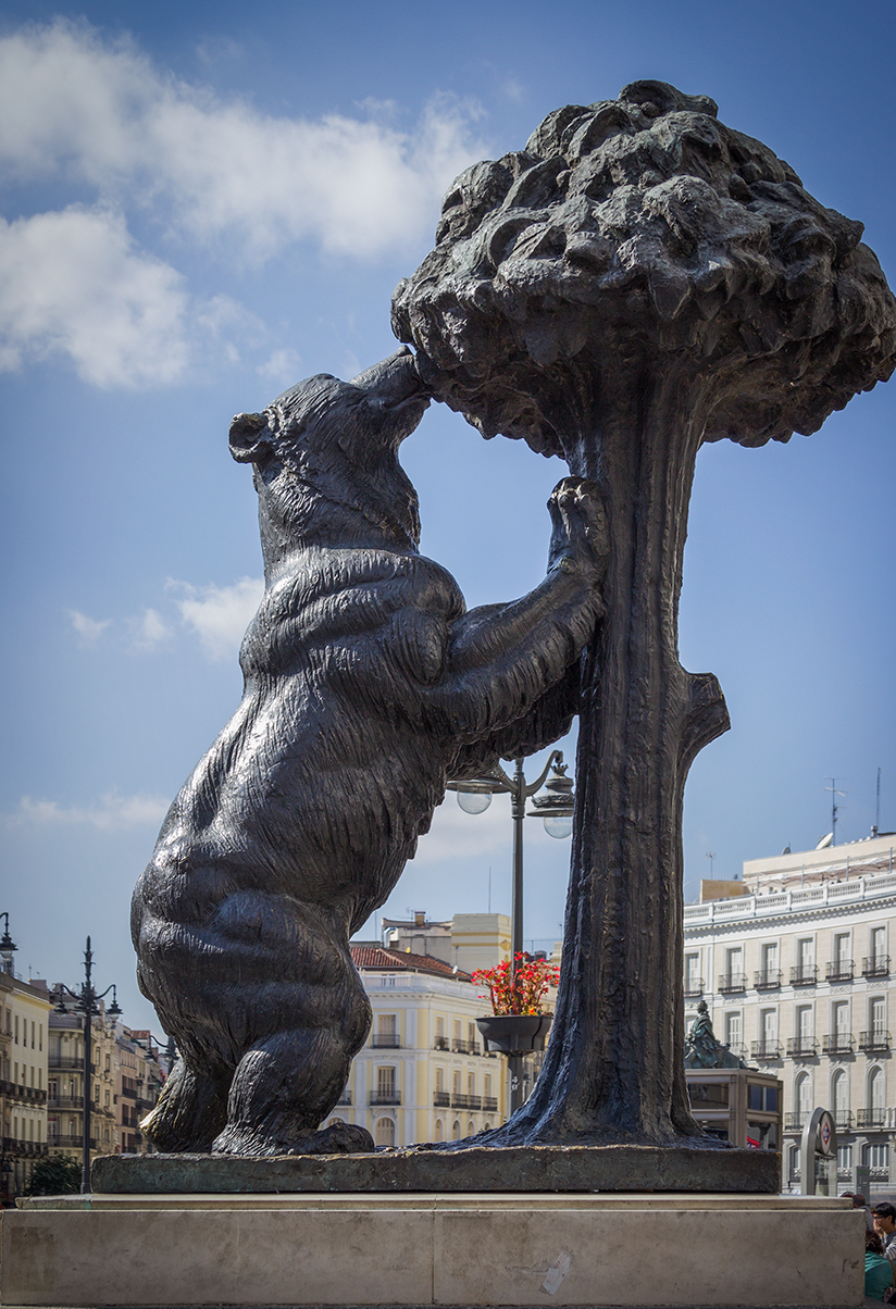 Puerta del Sol er en travl og berømt plads i Madrid.