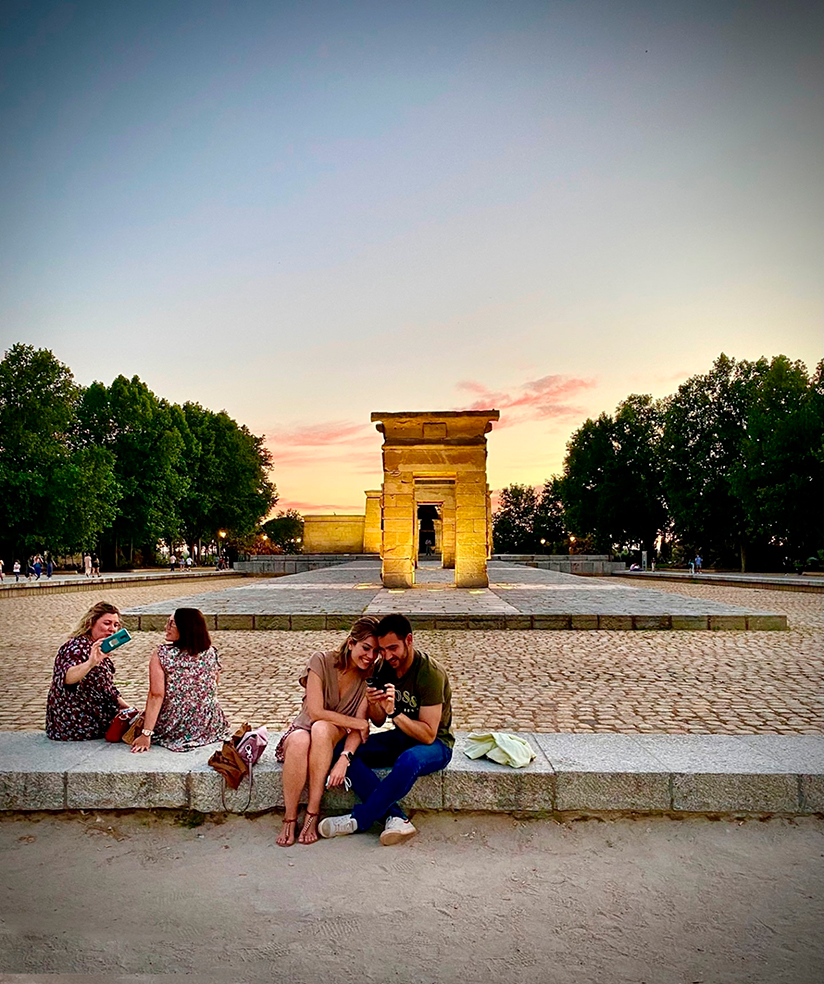 Nyd solnedgangen ved Templo de Debod i Madrid.