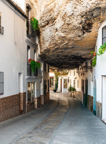 Setenil de las Bodegas: White village built into cliffs