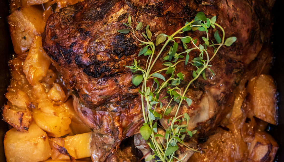 Langtidsstegt lammekølle med kartofler og løg - spansk opskrift