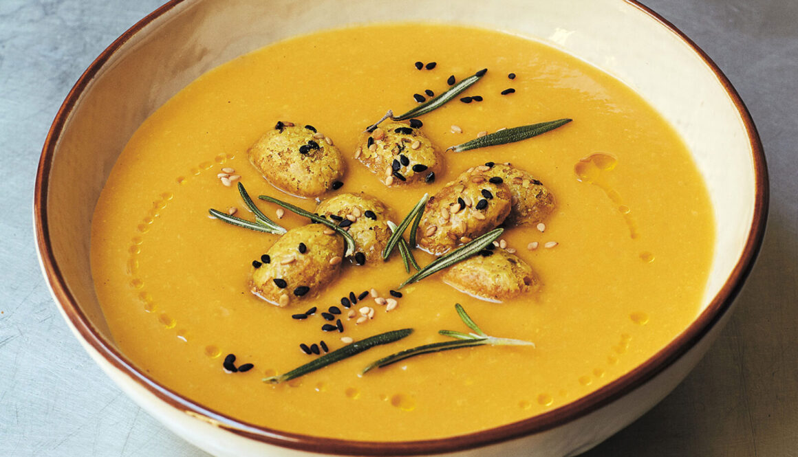 Græskar- og ingefærsuppe med Ras el Hanout-krydrede mandler