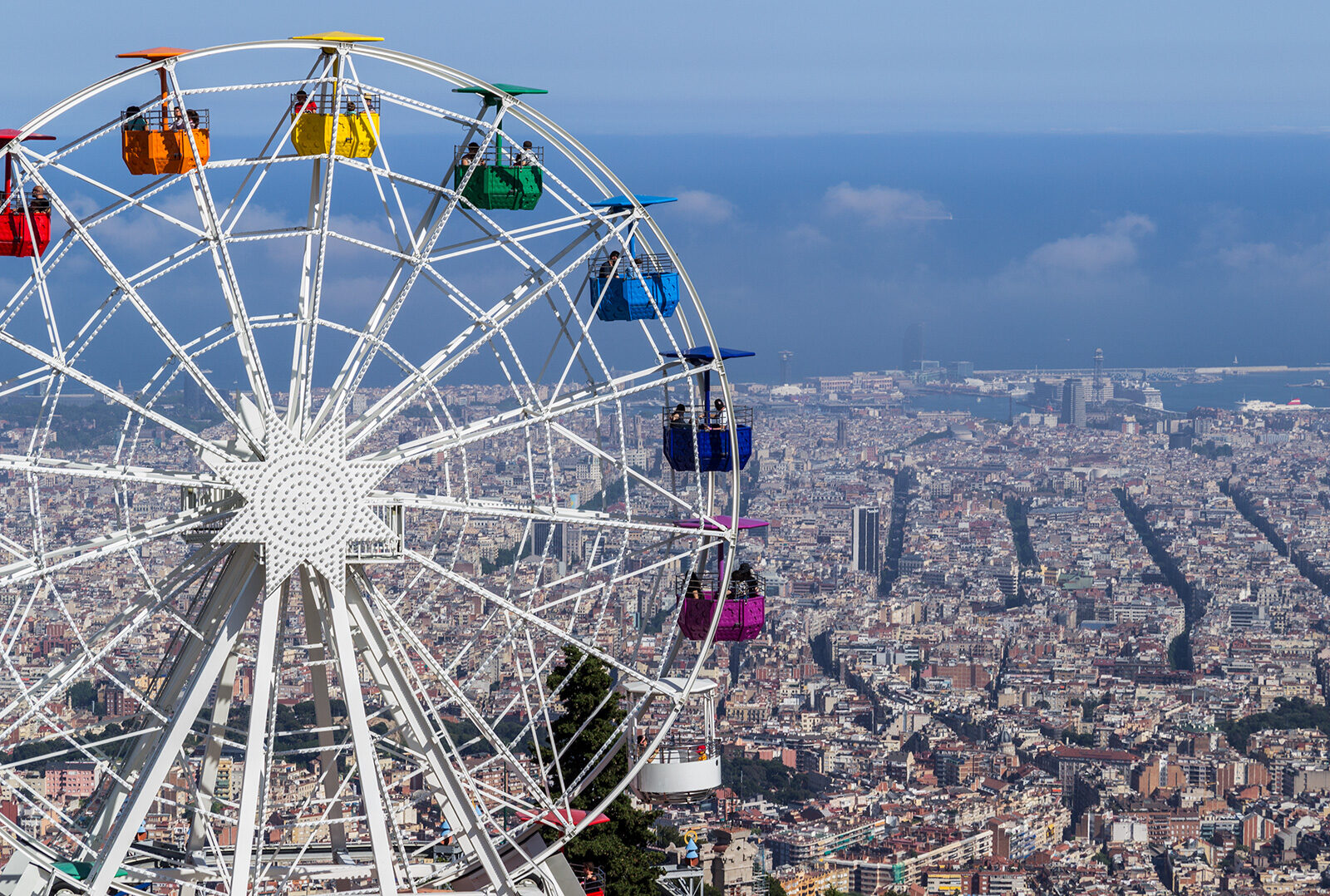 Her får du anderledes oplevelser i Barcelona -fra toppen af kirken på bjerget Tibidabo får du imponerende udsigt over Barcelona